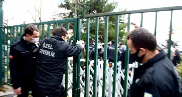 Boğaziçililerin davası: Kabe resmini güvenlik astı