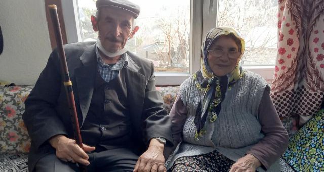 Aynı yastığa 61 yıldır baş koyan çift, gençlere örnek oluyor