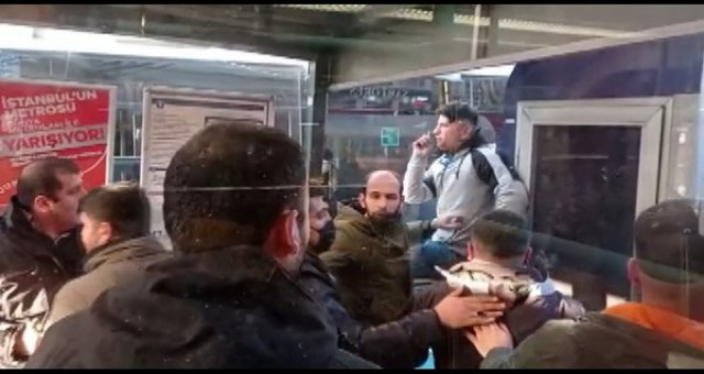 Dolu tramvaya binmeye çalışan yolcular arasında kavga çıktı