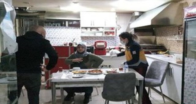 İftarda yemek kavgası kanlı bitti, 8 çocuğunun annesini bıçaklayarak öldürdü