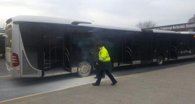 Metrobüste yangın paniği güvenlik görevlileri müdahalesiyle söndürüldü.