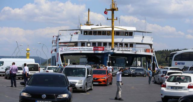 polis ve özel güvenlik görevlileri tarafından gemiye yönlendiriliyor.