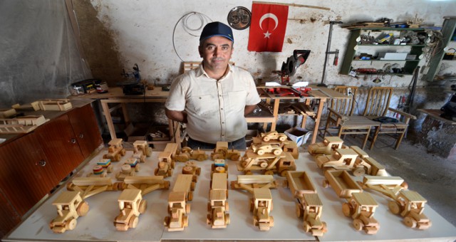 Konya'da hobisi tutkuya dönüşen güvenlik görevlisi köyüne dönüp ahşap oyuncak atölyesi kurdu