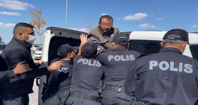 Polis memuru 1 güvenlik görevlisi tarafından güçlükle polis aracına bindirildi