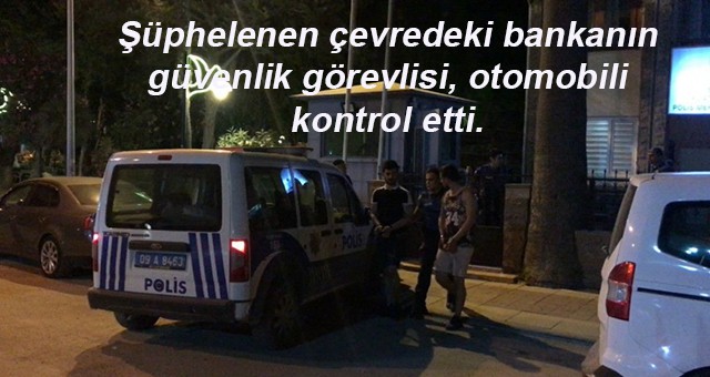 Şüphelenen çevredeki bankanın güvenlik görevlisi, otomobili kontrol etti.