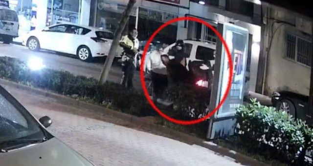 Özel Güvenlik görevlisi, polisten kaçan motosikletliyi tekme atarak düşürdü