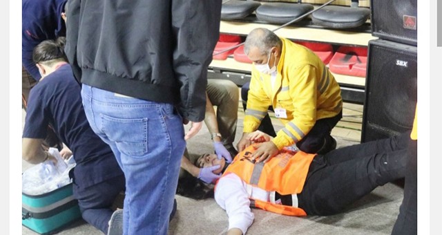 Fenerbahçe Beko arasında oynanan maçta bir güvenlik görevlisi bayıldı