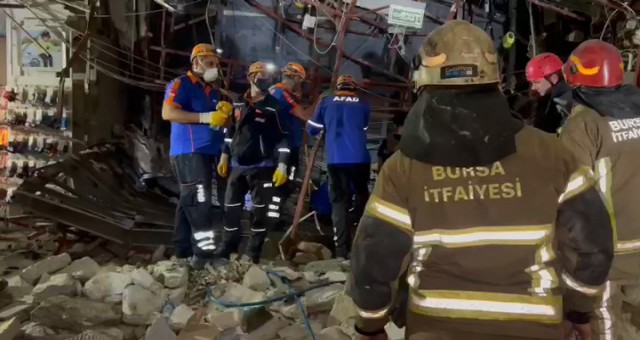 Bursa'da AVM'de yangın! Tavan çöktü, bölgeye AFAD ekipleri sevk edildi