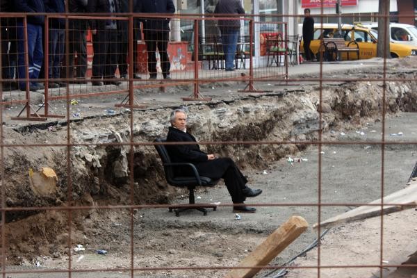 Sendika başkanından çukurda koltuklu eylem