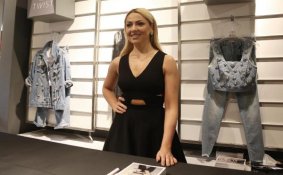 Hadise Mersinde hayranlarıyla buluştu