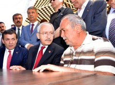 Kılıçdaroğlu, Mersinde şehit evini ziyaret etti