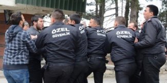 Öğrencilerle özel güvenlik görevlileri arasında arbede