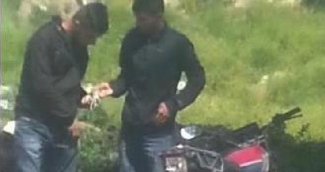 Parmak izlerini silmek için çaldıkları çantayı yaktılar