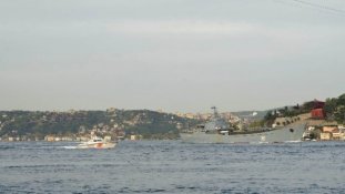 Rus Savaş Gemisi Kamufle Edilmiş Askeri Araçlarla İstanbul Boğazı'ndan Geçti