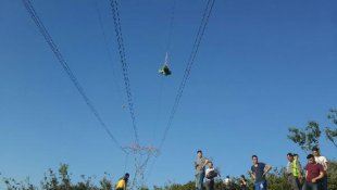 Tellere takılan paraşütçüyü kurtarma helikopterinin rüzgarı düşürdü