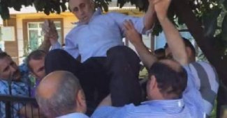 Bacağına saplanan korkuluk demiriyle hastaneye kaldırıldı