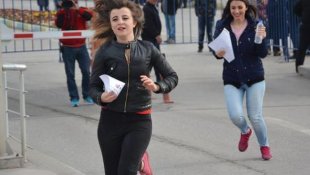Özel güvenlik personeli araçlarla sınava ulaştırmaya çalıştı