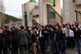  Üniversitesi öğrencileri köpeklerin özel güvenlik tarafından toplanıp 