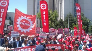 İşçilerden Belediye Önünde Khk Protestosu