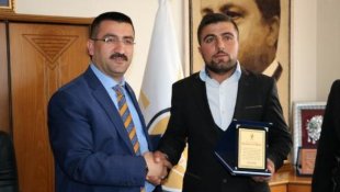 Özel güvenlik uyardı.Ak Parti İl Başkanının ismini kullanarak dolandırdı