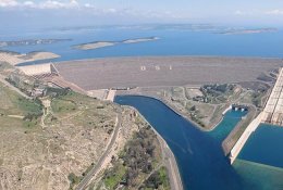 Barajı'nın kapaklarından  yağış nedeniyle koptu Özel güvenlik görevlileri son anda kurtuldu 