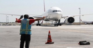 Havalimanında görev yapan çalışanlarının olumsuz çalışma koşulları devam ediyor.
