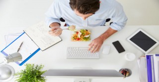 Ofis çalışanları dikkat! Çekmecenizden bu besinleri eksik etmeyin