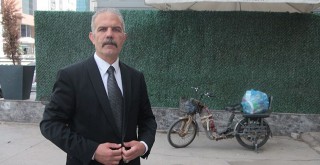 Adanada Özel güvenlik görevlisi takım elbise giyip topladığı çöple yardım sağlıyor