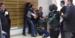 Tarafından Protesto Edildi. Özel Güvenlik Görevlileri Gruba